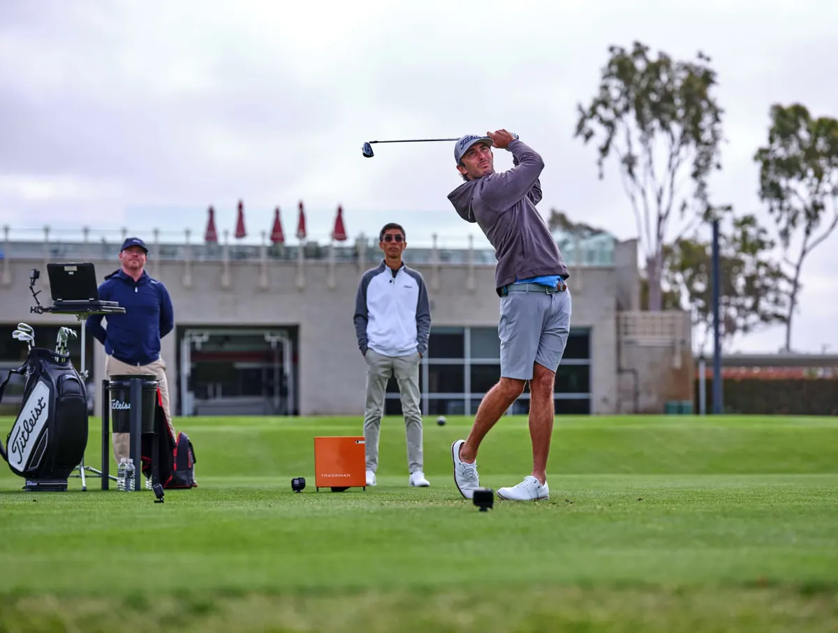 Golfer đánh thử gậy sắt trong buổi fitting Titleist
