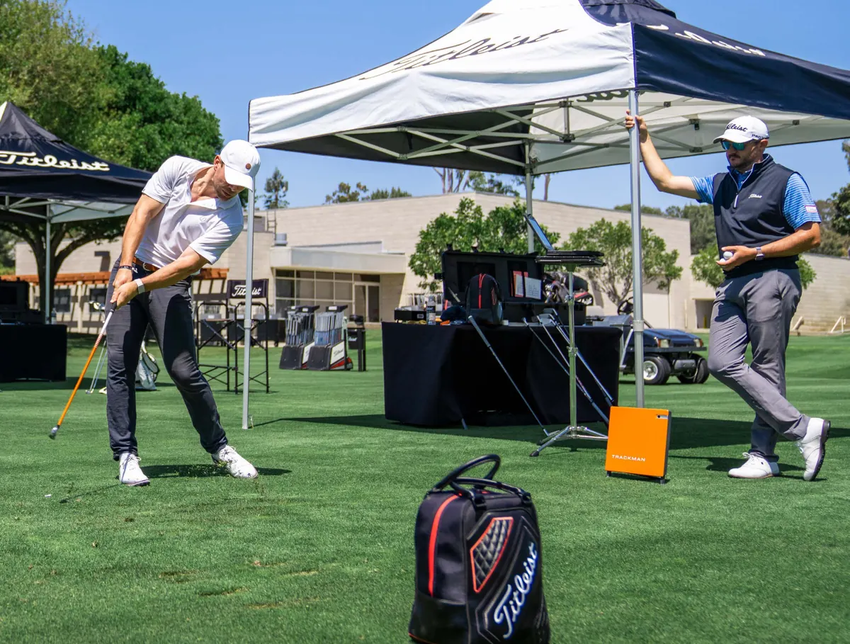 Buổi Titleist Fitting ngoài trời với máy đo đường bóng