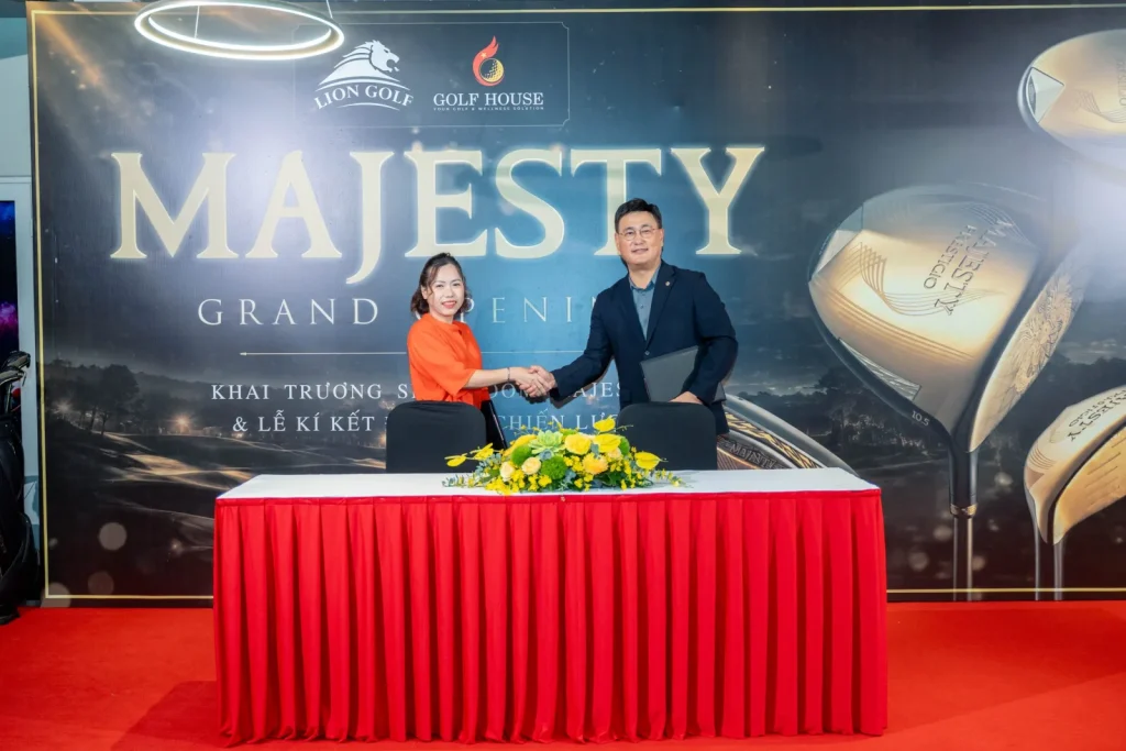 Lion Golf representatives and partners signing the Majesty cooperation